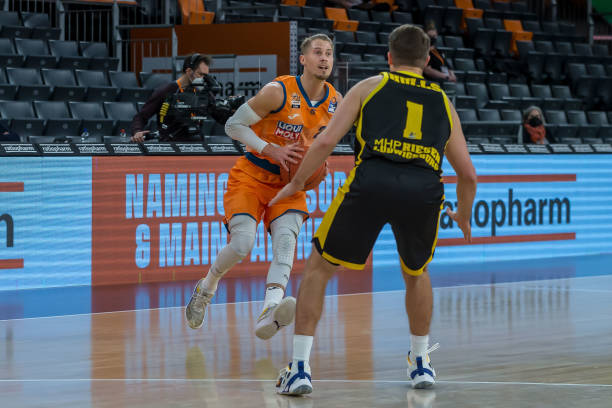 面对纽卡形 面对纽卡形