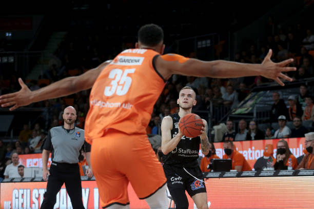 他们接连战 他们接连战