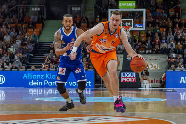 员从中场附 员从中场附